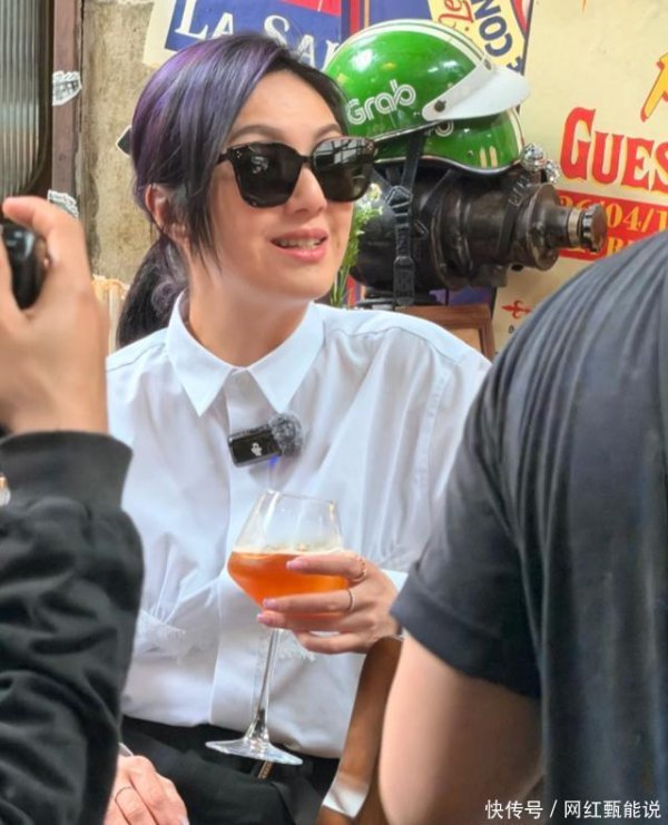 股票配资开户官网 52岁杨千嬅四川逛街！生图脸紧致没褶子，裤子拖地邋遢无明星气质