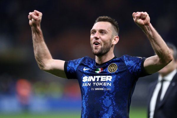 专业股票配资资讯网 德弗里：齐沃头一年表现很棒 我留在国米？至少赛季结束前肯定留