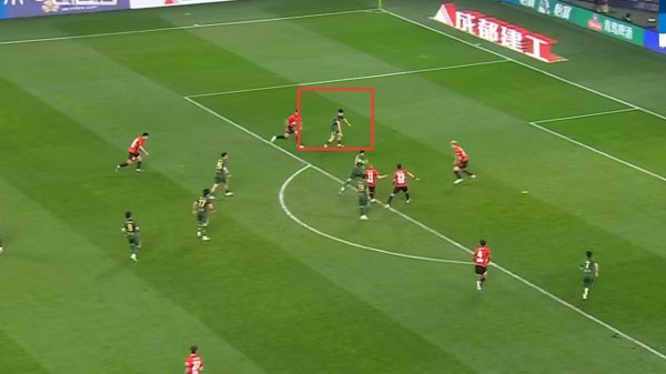 配资官方平台 非常生气！赛后王钰栋疑似不满队友未传球，挥拳不满+不断叫骂